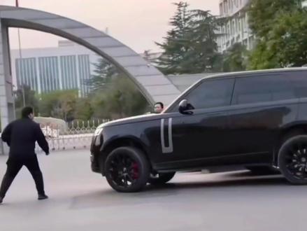 警方回应路虎撞飞持刀男子,专家表示:法律支持正当防卫! #路虎 #见义勇为 #河南 #郑州 #热点