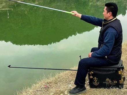 野钓一招搞定一辈子的调漂方法,应对水底不平、抛竿不准、小鱼闹窝等等问题,大鱼小鱼都可钓。#原来钓鱼才是抖音运动顶流 #dou是钓鱼人 #江河湖海我有川泽 #令狐师兄钓鱼 #真实生活分享计划