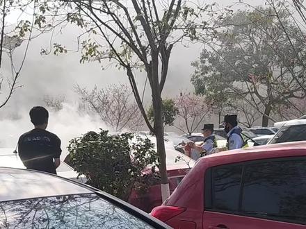 东华禅寺一小车停放起火,幸好救火及时#我与汽车的日常 #厉害了我的车 #沿途风景随拍