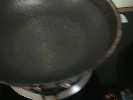 康巴赫第二代锅烧菜时忘了,锅体全黑。修护时用斑马会员厨房重油污清洁剂先喷上十五分钟后,海绵擦掉就行!