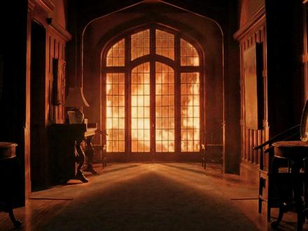 哨兵机器人回归、学院被毁……《复联5》这支泄露预告信息量爆炸 一则突如其来的《复联5:毁灭之日》X战警版预告片,点燃了全球影迷的复杂心绪。这并非官方发布,却可能是信息量最爆炸、情感冲击最直接的一支片段——它似乎预示着一个时代的告别,与一场绝望之战的开启。
核心焦点,毫无意外地落在那两位影史传奇身上:85岁的帕特里克·斯图尔特与86岁的伊恩·麦克莱恩。预告以万磁王阴郁的死亡独白开场,两位老友容颜已老,气氛宛若《金刚狼3》般沉重。这极可能是他们最后一次以X教授与万磁王的身份现身银幕,一次为漫长旅程画上句点的“传奇谢幕”。
与此同时,战火已烧至泽维尔学院。镭射眼身穿粉丝狂热的90年代动画经典战衣怒吼出击,背景中惊现哨兵机器人的身影——这一切都指向那位即将以绝对力量碾压众人的新反派:毁灭博士。内部消息暗示,他将穿梭多元宇宙,执行清除变种人的残酷计划。
预告埋下无数钩子:莫妮卡·兰博能否从另一宇宙带来援军?休·杰克曼的金刚狼会否作为“锚点”客串现身?而猎鹰版美国队长又将何去何从?尽管漫威被指重复“牺牲与回归”的老套路,但这支泄露片段却赤裸展现了其策略:用最深的情怀与最烈的战火,直面观众的疲惫与批评。
这不仅仅是一支预告,它像一份提前宣读的判词,既为福克斯X战警宇宙写下可能的终章,也为漫威全新变种人纪元拉开血雾弥漫的序幕。#复仇者联盟5 #镭射眼 #万磁王 #x教授 #了不起的精讲团