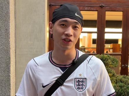 PALACE 上海真成「宫殿」了? 近日,街头品牌 PALACE
落户上海商业园区「张园」
这个选址对喜欢 PALACE 的朋友来讲
会不会少了点街头的感觉?
另外我们还问了大家期待 PALACE
和哪个国潮品牌做联名
回答都挺炸裂的
#PALACE #街头 #潮流 #街访 #上海