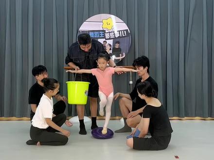 这是一种传承,以前是师哥练功用,现在是小小小小小师妹练功#舞蹈生 #台上一分钟台下十年功 #舞蹈基本功 #软开度训练 #舞蹈课堂随拍