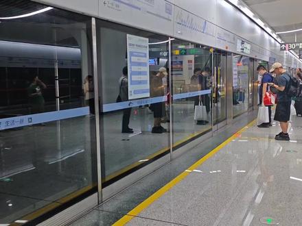 成都地铁的天花板最高设计运行速度160KM/h 双机场中转效率大幅提升30分钟零直达,彻底解决跨机场换乘难题
19号线专属双机场直达快车,只停双流机场2航站楼东、天府机场T1/T2两站,中途不停,全程仅30分钟直达 。#成都地铁 #为建设者鼓掌
