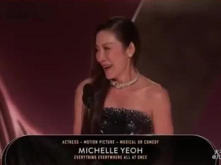别让杨紫琼去颁奖礼,发言中英文自由切换,逗得台下成龙直跺脚! #杨紫琼 #颁奖礼 #最佳女主角