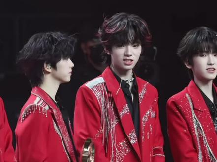 宝宝得奖的时候 真的是肉眼可见的开心 看得我也好幸福 这种具有PK性质的舞台 展示出直观的票数 是真的能给他特别大的动力吧 我们会让你一直赢下去#王橹杰 #荣耀之战