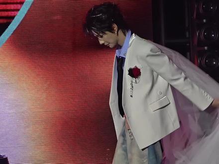 云旗走着模特步来啦来啦,郝熠然的头纱披肩太好看了。🤣