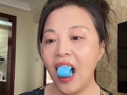 记录50岁大妈断崖式垮脸,坚持面部瑜伽,整个人都看着年轻了!很简单好练习,和我一样的姐妹赶紧练起来吧#亲测分享 #面部瑜伽 #凹陷垮脸 #好物推荐🔥 #小东西大用处