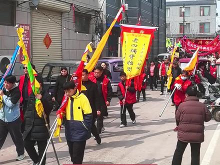 道口古镇449集:社火162•民间玩会⑧老四铺背阁抬阁玩会。道口老四铺的第二家社火,称之为老四铺背阁抬阁玩会,会点位于古镇西大街、小南门街和马道胡同区域,社火品种有背阁、抬阁、八卦秋、青狮、武术、舞龙、竹马、花船、秧歌等。背阁、抬阁在古镇最负盛名,表演场面大,参与人多,最引人注目,被确定为安阳市市级非物质文化遗产。背阁、抬阁在古会上往往是压轴登场,引来众多观众围观,标志着古会进入了高潮。尤其是抬阁表演风格独特,仍保留着传统的纯人力抬阁,在我国民间艺术门类里稀有罕见!#道口社火讲解#老四铺背阁抬阁玩会#民俗表演#非物质文化遗产#弘扬优秀传统文化