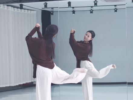 「金梭银梭十六步」教学给各位老婆奉上,我不允许还有老婆没跳十六步舞#抖音年味舞蹈大赏#抖音新春联欢会#随变跳一下#跟跳小城大事金梭银梭16步 #背面教学 @抖音小助手 @抖音创作小助手 @DOU+小助手