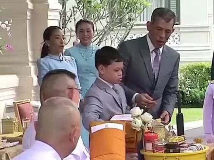 苏提达早期造型曝光,塑料花发箍好寒酸,乡土气息扑面而来