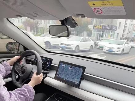 带你感受比亚迪海豹05驾车视角,海豹05海豹06怎么充电放视频最后面了,因为我的电续航太小了才55,所以我就当油车开了,没有什么电续航焦虑,但是开暖风真的非常费电的,所以冬天充电想着就开暖风用啦,东北的冬天很冷的,应该会更耗电一些。分享一下比亚迪充电方式。
比亚迪充电方式主要有以下几种:
• 家庭充电 :使用额定电流不超过16A的标准插头插座,将充电插头插入车辆前进气格栅隐藏的充电接口。插座有10A和16A两种规格,16A的尺寸更大,充电功率更高。这种方式充电时间较长,一般需要8-10小时才能充满。
• 交流充电桩充电 :将电动汽车连接到电流更大的交流电网上,功率通常为3.5kW或7kW,取决于车载充电机的额定输入功率,充电时间约为4小时。
• 直流充电桩充电 :也被称为“快充”,只有纯电动车一般配有此功能。能够将电动汽车连接到交流或直流电网,并使用带控制导引功能的直流供电设备,充电速度更快。
此外,还可以通过比亚迪APP或车辆设置选择预约充电,利用峰谷电价格优势。在充电时,需先将电源挡位调至“OFF”挡,解锁车辆,按下充电口门使其自动打开,然后将插头插入插座并确保插紧 。充电过程中,不要在车内逗留,也不要在车内吹空调,同时要避免在暴晒后、下雨天或打雷时充电 。#女司机 #女生的车 #原创视频 #汽车黑科技 #记录美好生活每一天