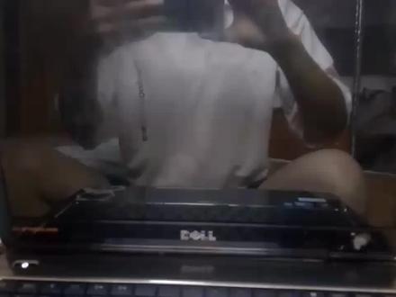 老铁们,戴尔笔记本电脑开机出现一排英文字母。系统进不了!开机按del键进bios设置,重装系统按f12启动键。