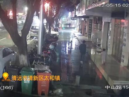 凌晨两点,男童独自徘徊在街角...最后在派出所睡了一晚#儿童走失