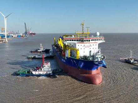 我国自主研制超大型耙吸挖泥船“通浚”轮海试成功 11月25日,我国自主设计建造的新一代超大型耙吸挖泥船“通浚”轮,在中国黄海海域成功完成全部海上试验项目,顺利返航停靠江苏启东振华船厂码头。此次海试的圆满成功,标志着这艘填补我国35000立方米以上舱容等级耙吸挖泥船空白的“国之重器”,已具备正式投产条件,将为我国海洋强国建设与“一带一路”倡议相关工程提供核心装备支撑。#国之重器 #中国船舶
摄制|沈彧 潘冬冬 潘佳琪