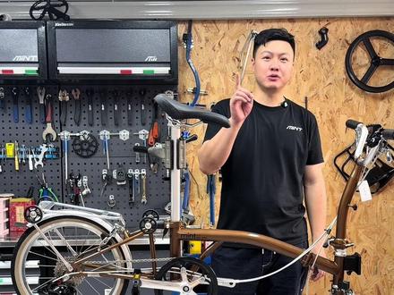 这是卷起来了吗? T9C -349C
4130铬钼钢车架
铝合金m把
铝合金坐管
铝合金C刹
铝合金前2后4培林轮组
9速 9速 9速
蓝图变速器自带张⛓️链功能
整车重量11.5kg
自带挡泥板
带推行货架可推行
十秒折叠 ✈️飞机🚄高铁🏹公交地铁🚇旅行好搭子🏕️
#mint折叠车 #米特折叠车 #国布 #三折叠自行车