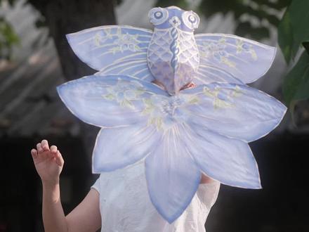 非遗风筝|手工制作教程(上)
今天一起来做潍坊风筝非遗传承人~
非遗风筝技艺称四艺,上期讲“扎、糊”两艺记住这四个步骤,你也能亲手做一个能飞上天的立体锦鲤纸鸢!
第一步:选竹与削材是打好风骨基础
选竹:一定要选3年以上的成年竹,竹节长韧性强,不易变形。
削制:这是基本功!刀刃与竹面呈45角,顺着纤维纹理均匀地削,目标是削出均匀的竹条,这样才能在弯曲时保持最大张力。
2第二步:烤制定型是赋予它灵魂曲线
火源:家用酒精灯即可,火焰柔和易控制。
手法:将竹条需要弯曲的部位在火焰上方匀速来回移动预热,感觉到竹纤维变软时轻轻用力弯到预定弧度,并立即离开火焰慢慢冷却定型。
秘诀:“慢烤快定”!千万不要在火上直接折弯,会烤焦!这一步需要多点耐心,反复微调。
第三步:绑扎骨架是最关键的力学构造
线材:纯棉风筝线,摩擦力大,绑得牢。
节点:使用传统的“十字绞纱结”绑扎每个竹条交叉点。这个结越拉越紧,且不易松动。
核心:确保骨架左右完全对称!这是风筝平衡飞行的物理核心。绑好后可以提起来检查,看它是否水平。
第四步:裱糊蒙面,为它披上“薄衣”
面料:首选轻薄且有张力的真丝丝绢或仿丝绢,不放飞也可以用有韧性的古法宣纸
胶水:古代传统用桃胶,新手可以用白乳胶或者手工胶水,方便操作。
关键:绢面一定要绷得如鼓面般平整紧绷,不能有褶皱,但也不能过紧导致骨架变形。
制作到视频结束这一步,一条立体锦鲤的雏形就诞生了!它已经拥有了翱翔天际的“骨骼”与“肌肤”。
下期预告
在(下)集中,将教你如何手绘锦鲤鳞片,以及安装完成的非遗风筝~
现在就动手,感受非遗手工的沉浸式治愈时刻~
#非遗 #国风古韵 #手工diy #原创 #传统文化