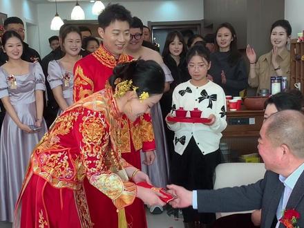 新娘改口,伴娘团齐上阵,#伴娘团#改口敬茶#婚礼现场#备婚攻略