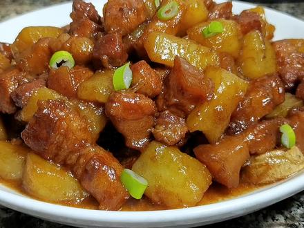 土豆红烧肉怎么做好吃,教你简单家常做法,口感软糯,好吃不油腻 #土豆红烧肉 #美食教程 #抖音美食创作人