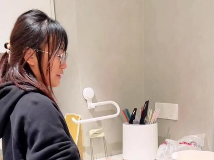 厨房台面做多高合适,参考公式:身高➗2➕10公分左右。
作者身高160,家属170,灶台区做了83高,洗菜切菜区为了与窗台一平,做了92高,我们俩人用着都很舒适的高度,今天买了点菜给大家演示一下,给想做高低台的家人们作个参考😘😘#厨房装修 #橱柜 #装修细节 #高低台 #厨房台面