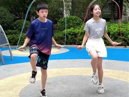 跳绳一分钟上三百的两个小技巧,看一眼就学会!#跳绳 #新嘉乐跳绳 #花样跳绳 #运动 #运动长高