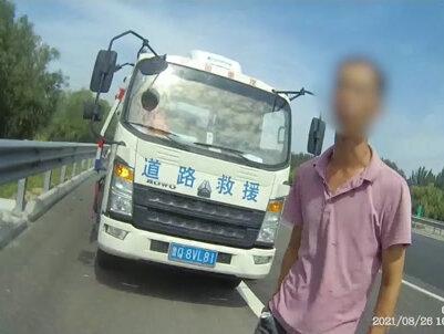 【德州:救援车故障不摆警告标志被处罚!】近日,德州高速交警巡逻时,发现一辆救援车辆停靠在应急车道内,车后没有摆放警告标志,巡逻民警立即做好安全防护并上前询问。最终,驾驶人因在高速公路上车辆发生故障或交通事故后不按规定设置警告标志的违法行为,处罚款200元,驾驶证记3分。#交通安全 #政务原创作者联盟 #抖音开学季