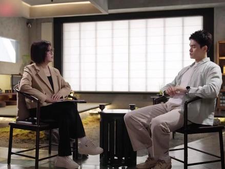 #易立竞说孙杨在自我安慰 在《#言外之易 》里,孙杨谈到“冠军终究要回到生活”,游泳或许只是人生很小的一部分。易立竞追问:怎么像在自我安慰?孙杨回答,我没有自我安慰,我可能是属于比较自信且内心比较丰富的人,游得快又怎么样呢?我拿冠军的时候会觉得,我所有努力,在那个年龄段,在当下那个状态得到了回报,现在觉得,游得再快也没有20岁的孙杨快。#孙杨 #易立竞 #视频播客