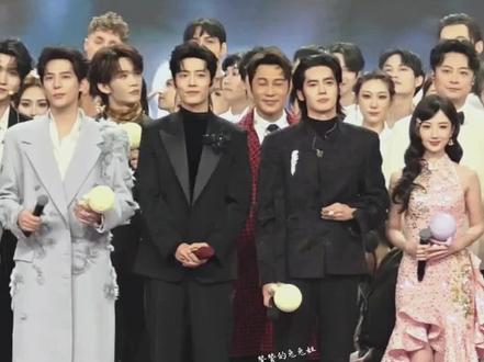 太可爱了吧😅肖战正掏出一叠纸巾想擦汗~突然被主持人提问新年愿望是什么😘顺顺利利健健康康~#强烈推荐 #观众视角 #舞台 #肖战 #肖战东方卫视跨年