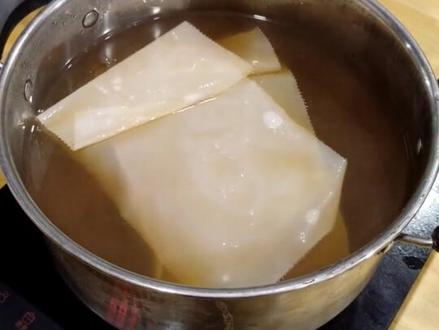 重识植物 | 五倍子染色 五倍子别名棓子、百药煎、百虫仓。在古代是染色中染制黑色的主要染材之一,从原始氏族社会到大秦王朝,黑色承包了整个中华文明的源头部分,用五倍子则可染制深浅不一的黑灰色。
五倍子染色成分为单宁鞣质,根据《本草纲目》中记载,五倍子染出来的颜色叫做皂色。皂,即使黑色之意。当然只用五倍子染色是不能得到黑色,通常需要与皂矾媒染数次,才能得到较为深的黑色。当然和不同染材一起水煮提取色素,还染出更多的颜色,比如和苏木一起染色,可以得到红色。
五倍子在传统的染色中占据着重要的位置,其中丰富的鞣质物质可以和不同媒染剂、染料结合呈现不同的颜色。黑色只是五倍子染色中的冰山一角,持续关注,带你领略更多的五倍子染色~~~
#知识前沿派对 #我的手工日常 #手工 #植物染 #五倍子