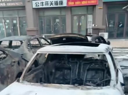 2026年2月16日除夕夜,河南省开封市龙亭区圣桦城三期南门附近,夜里(2月17日凌晨两点左右)着火,烧坏十多辆车……
唉!车主这年过的倒霉不,大过年走亲戚不方便了,据说又是放烟花鞭炮引起的还是车辆自燃引起,具体情况当地消防部门公布为准……
安全与我们的生活、工作息息相关!但水火无情、隐患无义,危险就是祸害,一旦懈怠,也许一起事故就让你倾家荡产、就让你伤痕累累、甚至让人失去生命!安全生产,重于泰山;警钟长鸣,方能行稳致远。每一场事故都是沉重的教科书,每一次反思都是为了不再重蹈覆辙。让我们以案为鉴、居安思危,共同守护生命的安全与尊严。风险无处不在、安全永远第一;安全永为重、警钟要长鸣;一家出事故、万家受教育;一地有隐患、全国受警示;外国有突发、案例醒大家!火灾无情,预防先行,别让“一时疏忽”变成“一生遗憾”。无论是单位还是个人都要关注安全、关心消防、学习知识、掌握技能!人人讲安全,个个会应急。事故猛于虎,事故中不仅人们生命财产损失惨重,相关单位负责人和监管者也因此被追责,血和泪的教训一再告诫我们:安全永为重、警钟要长鸣。