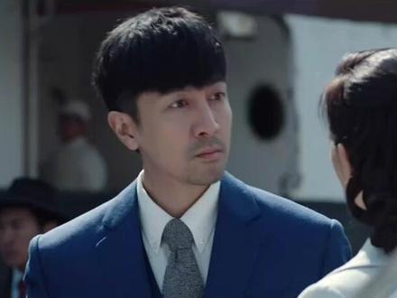 #北京卫视长河落日 武木一郎送别叶碧莹登船,既郑重叮嘱船长护她周全,又备好枪支供她防身,两人相拥道别,这情深戏码直接到位!每日锁定北京卫视品质剧场#长河落日 #张鲁一