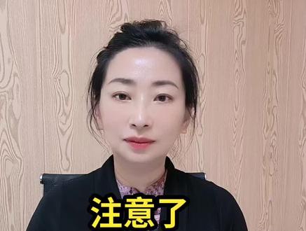 注意了,关键时刻这条短信能保命。有这样一个案件,一位女子在家睡觉,睡到半夜,听到家门口啊,有哒哒哒开锁的声音,然后有人进来了。这个时候如果直接打电话报警,可能会造成非常严重的后果,那怎么办呢?这个时候呢,这位女子在被子里用短信编辑了有小偷三个字,然后发送给了12110。三分钟以后,警方就赶到了这位女士的住所,封锁了楼道之后,将小偷当场抓获。12110这个号码是全国公安系统的一个报警短信号码。公安系统会根据你的手机定位,很快找到你,误差呢只有几十厘米,所以遇到紧急情况不方便打电话报警的时候,你一定要记住12110。赶快收藏起来,赶转发给有需要的朋友。