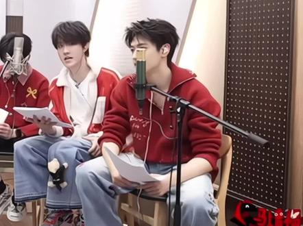 他站了2642天的C位,怎么就镶边了#朱志鑫 #时代峰峻