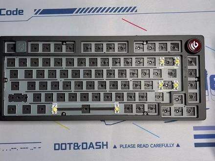 感谢UP @键崖 分享,视频为LEOBOG Hi75铝坨坨套件拆机教程:
1、定位板为PP材料,比PC材料更加柔软,所以装轴体的时候需要更加注意;
2、方法一:如果不拆机安装轴体,建议从四个角开始装,轴体一定要卡入定位板内;
3、方法二:拆出内胆来装轴体,这种方式比较适合动手能力比较强的粉丝;