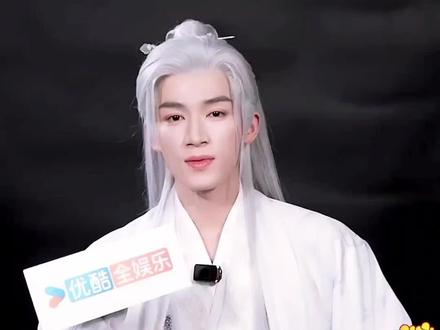 #王星越 #萧怀瑾
怀瑾握瑜兮,君子如珩,
太喜欢白发萧怀瑾了,
面容清俊,气质清雅,
有一种超凡脱俗的气质!
如同漫画里走出的人物一般!