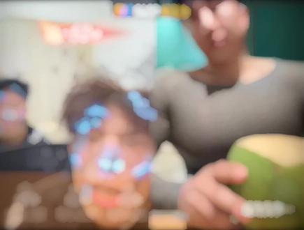 邱晨阳让李明轩展示椰汁#邱晨阳 #李明轩 #椰汁