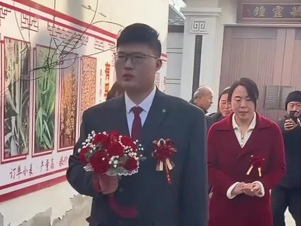 "大衣哥"朱之文女儿朱雪梅出嫁#大衣哥 (来源:浪涨新闻)