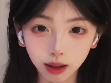 从第1条作品的开始到现在,一路上的辛酸与挫折,只有她自己知道,希望各位不要直接划走,到最后面的才是主要要表达的内容,你可以直接滑到跳过直播镜头,到后面的表达环节,就求你们这一次可以吗?#善语结善缘恶言伤人心 #上热搜 #热点 #讨论 @吃啥呢给我也来一口 @抖音创作灵感