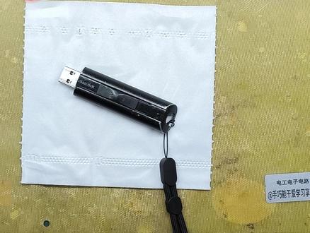 闪迪金属U盘插头晃动不读取,可不可以拆解开,维修读取数据#数据恢复 #U盘换插头 #U盘恢复数据 #闪迪U盘拆解 #U盘碰坏 #U盘读取