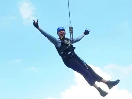 外国友人莽山荡绳初体验:人在天上飞,魂在后面追!#莽山酷玩云端 #莽山大荡绳 #莽山五指峰景区