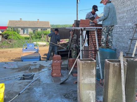 东北农村盖彩钢库房取暖,烧火炕和锅炉,用红砖砌5米2的长烟囱#我的乡村生活 #院子改造 #新农人计划2023 #乡村守护人