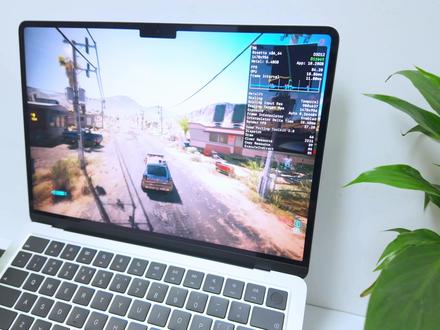 M5的MacBook Air玩3A游戏,卡不卡? 这是我最近入手的最新款M5芯片的MacBook Air,是一个16+512GB,10核CPU8核GPU的版本。我之前就做过M3芯片的MacBook Pro的游戏测试,这次刚好有个不太严谨的对比。
这次的测试环境是用的Crossover 26,最近也是进行了一个大版本更新,主要有6000多个更新和针对各种游戏的优化。 一句话总结就是mac转译压力变小,游戏流畅度提高。关键是这次引入了DLSS转译和插帧,对于MacBook Air系列来说非常友好。
#抖音科技风向标 #科技下一站 #macbookairm5 #mac #电脑游戏
