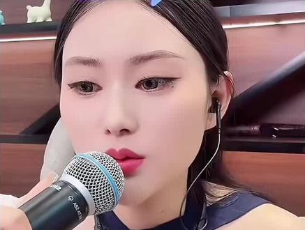 卷毛自作聪明在温州开了一个阿奎传媒分公司,三妹和宏哥从未答应过他,如果不及时解决问题,他恐怕会惹上麻烦#上热门 #最新消息 #阿奎传媒 #唐三妹