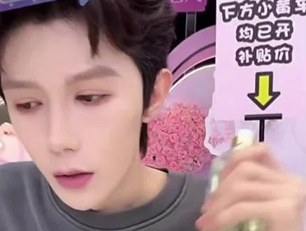 心动密语第二款水调皮水重磅来袭啦!!!主要功效是调理肌肤不平衡,细腻毛孔,无论是油皮还是干皮都可以用!!!包装也是一如既往的漂亮,高级,最重要的是还是老婆设计的!!!5月16日认准@你的闪嫂 直播间期待与心动密语的调皮水邂逅吧~
@彗星来的那一天 #心动密语 #你的闪嫂