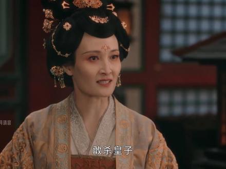 《唐宫奇案》的三、四案为什么没有进一步的端王案线索了? 主线看似是断了,实际上编剧一直在暗示!上次分析端王案的时候,我就猜测幕后黑手是皇帝和右相。原本想着看看之后的剧情,好得到更多线索的时候,却发现弦上婴啼和血色天资两个案件里,都没有出现更多的端王案线索。直到我重刷了好几次,才懂了编剧的暗示。
第三个案子告诉我们什么呢?那玉书要的不过是一份自由,却被无端的揣测,被世俗定了罪。一切罪孽的根源都是皇上。所以我觉得第三个案子里所有的涉案人员,都是受害人,只是受害程度不同罢了。这个案子看似没提端王旧案的事儿,但何尝不是在影射端王案呢?端王当年战功赫赫,很可能就是右相一派借着功高盖主的由头,撺掇皇上下令灭的端王满门。无论皇帝是否是亲手所为,这真相都绕不开他的权欲熏心和自私多疑。#白鹿 #王星越 #唐宫奇案 #了不起的精讲团 #影娱漫谈编辑部