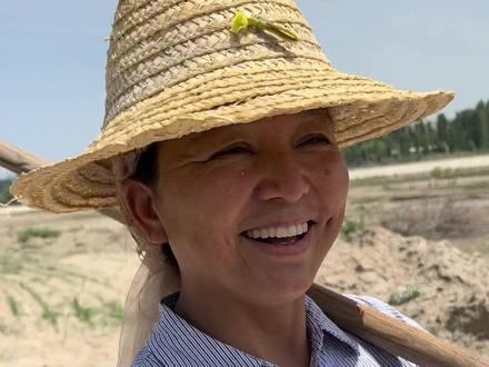 不知不觉的玉米都开始浇二水,庄稼即将也快要丰收了,地里的人农民还是和以前一样面朝黄土背朝天。此时的我也体会到了呆在父母身边的意义。希望上边年所有的的幸苦,能换来下半年丰收的喜悦。#乡村守护人 #我的乡村生活 #新农村计划2022 #劳动者是最美的人 #浇玉米
