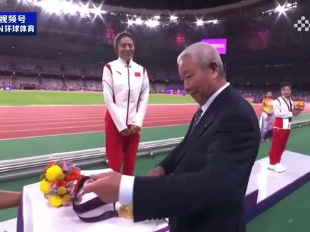 #切阳什姐终于等到了属于她的金牌#【迟到11年的奥运金牌,她拿到了!】10月4日晚上,中国运动员切阳什姐递补获得2012年伦敦奥运会女子20公里竞走金牌,拿到这枚迟到了11年的奥运金牌,她的泪水夺眶而出。当天上午,切阳什姐和白雪莹、王钦、贺相红组成的中国队获得杭州亚运会混合35公里竞走团体金牌。上午获亚运金牌,晚上领奥运金牌,荣誉背后,是切阳什姐多年的坚持。#切阳什姐 #亚运会 #运动#冠军