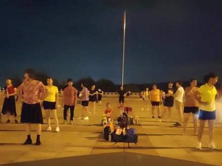 火热的广场舞《斯卡拉》DJ版,动感时尚好听又好看!