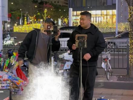 最近被李安老师洗脑@LeonXL李安 ,希望老师可以看到!!!在潮汕街头的小片段#路边演唱会 #逝去的爱 #路演现场