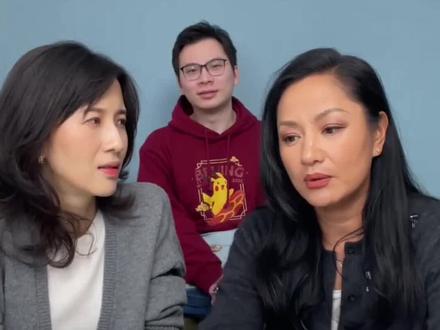 瞿颖在泰国买菜,因为语言不通遇糗,听到“菠菜”Spinach以为被夸像西班牙人,还强调自己是中国人!
原来姐真的在泰国清迈定居了,从超模到清迈日常,松弛感拉满✨
不会泰语但泰式普通话贼溜6️⃣
自带软萌拖腔,一开口就是内味儿~
晨跑泰拳、逛早市、陪家人,把日子过成理想版
果然自信的女人在哪都发光!
#瞿颖 #泰式普通话 #明星定居泰国 #清迈生活 #内娱活人